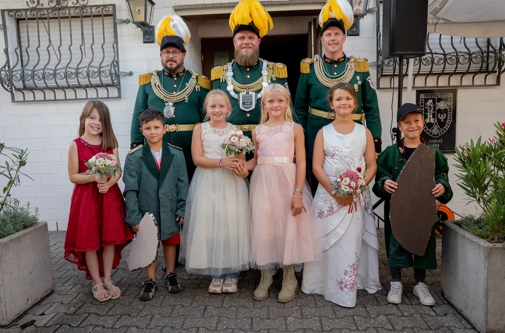Zwillings-Königinnen beim Kinderschützenfestder St. Sebastianus Bruderschaft Schiefbahn
